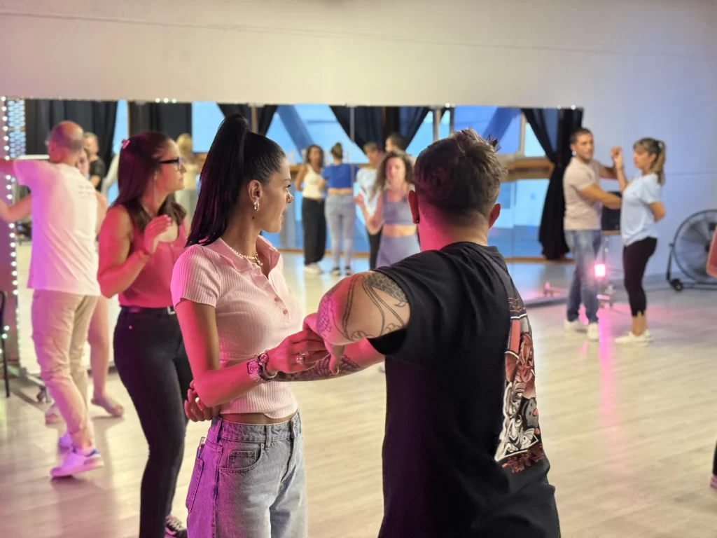 alumnos bailando salsa